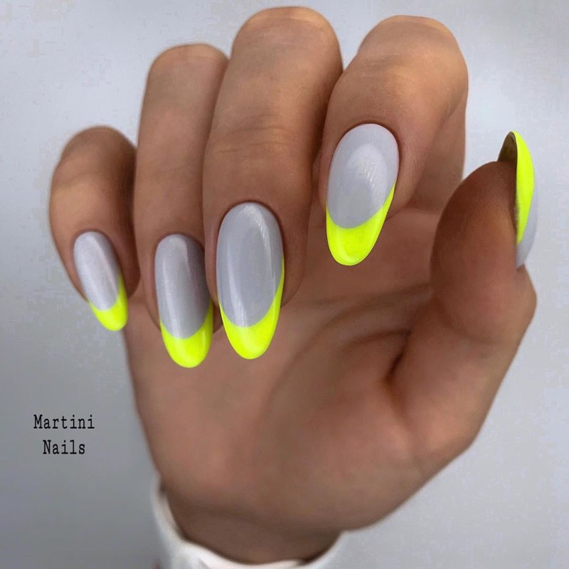 Маникюр со свето оторажаюшим лаком