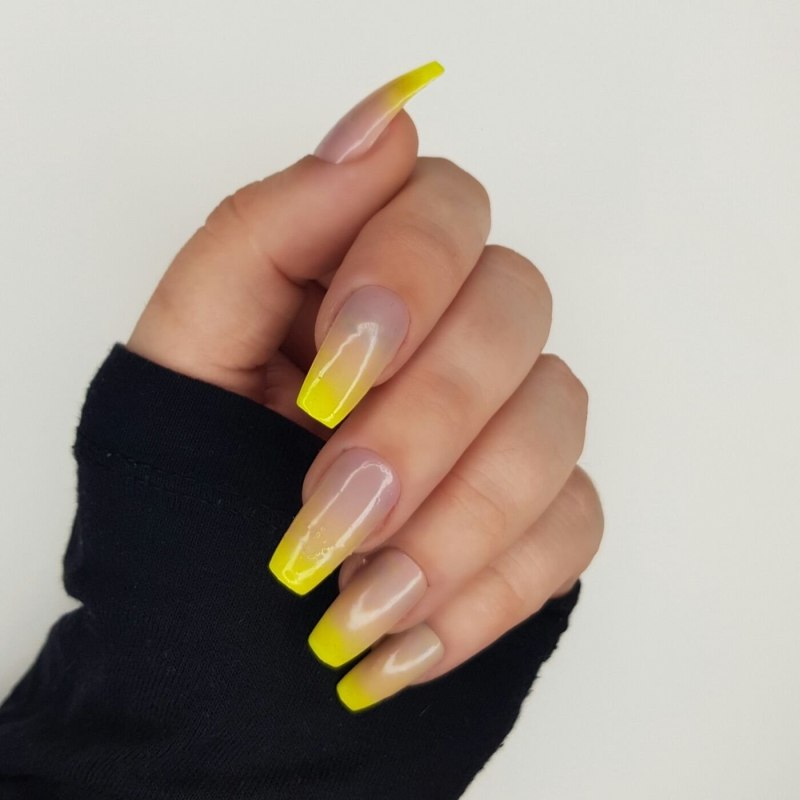 Маникюр со светоотражающим лаком