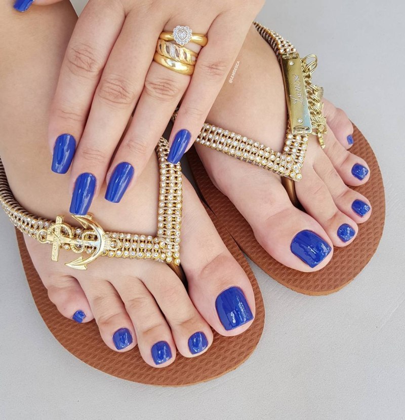 Маникюр и педикюр в одном стил