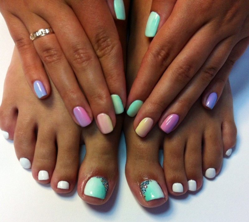 Красивый летний маникюр и педикюр