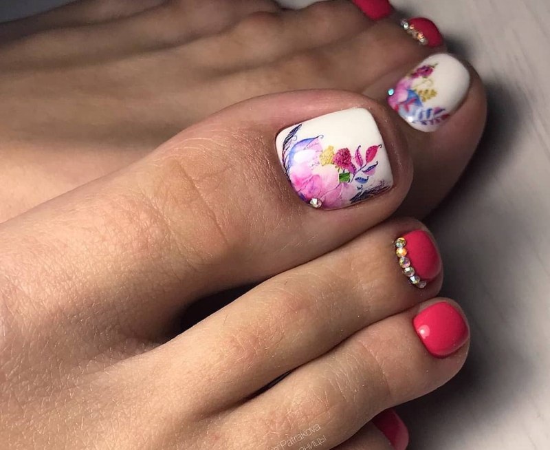 Яркий педикюр