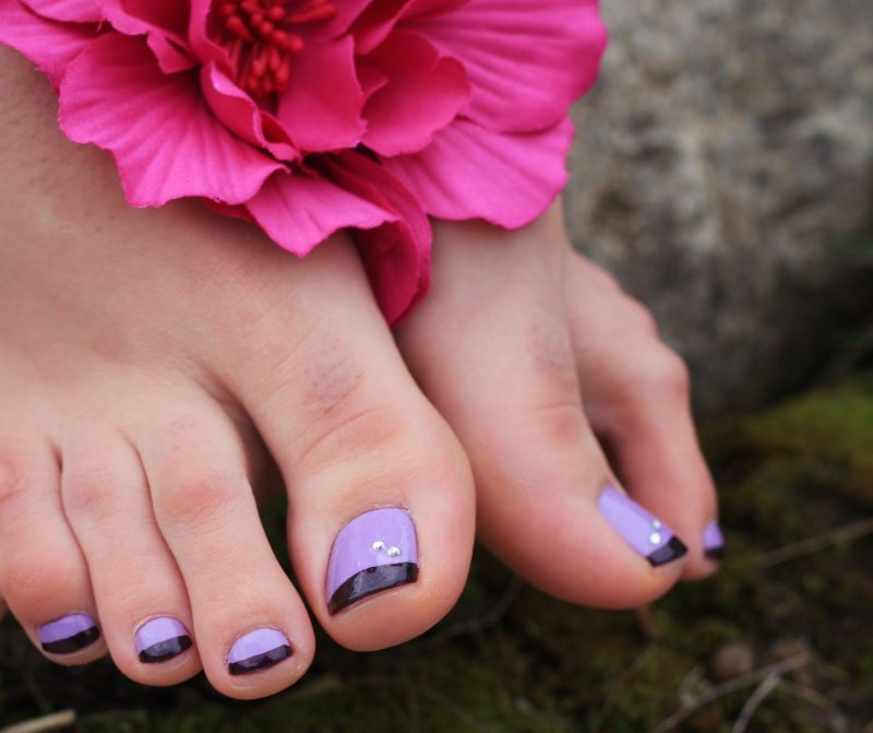 Ноготь на ноге фиолетового цвета