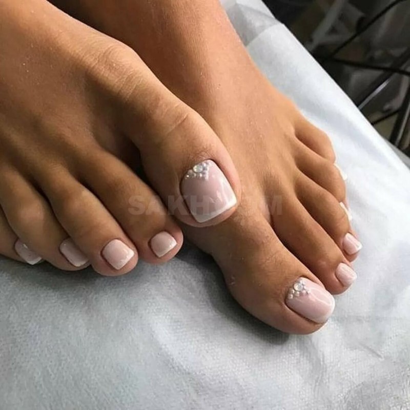 Французский маникюр на ногах