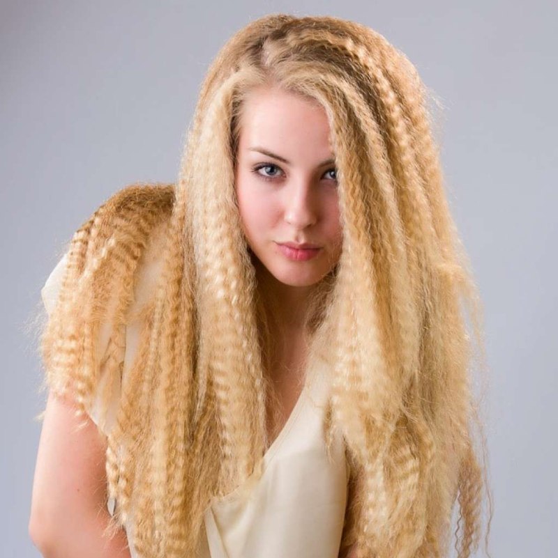 Гофре на темных волосах