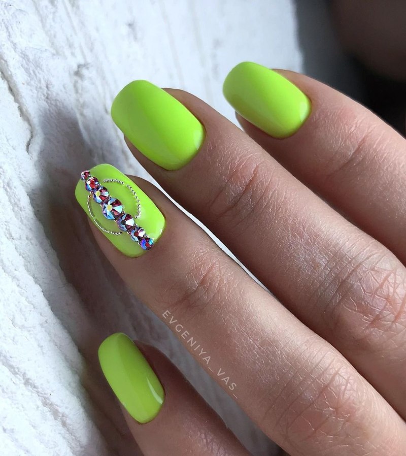 Яркие ногти на лето