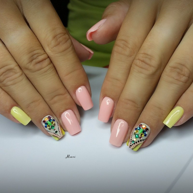 Жёлтый маникюр со стразами