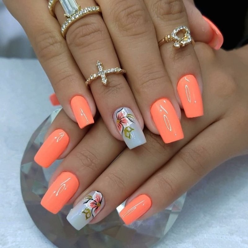 Коралловый маникюр со стразами