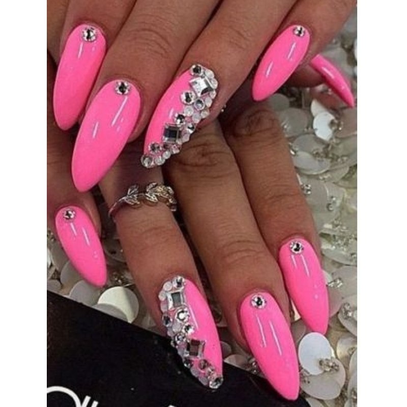 Яркий маникюр со стразами