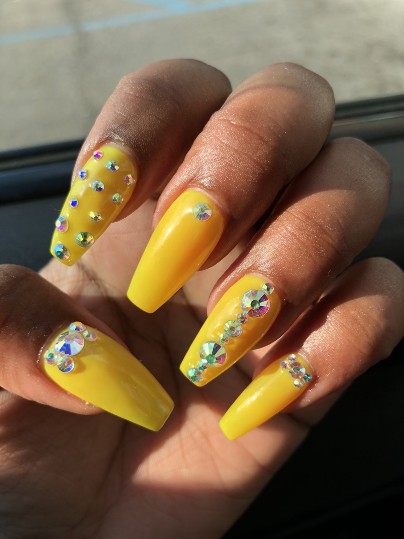Яркие ногти со стразами