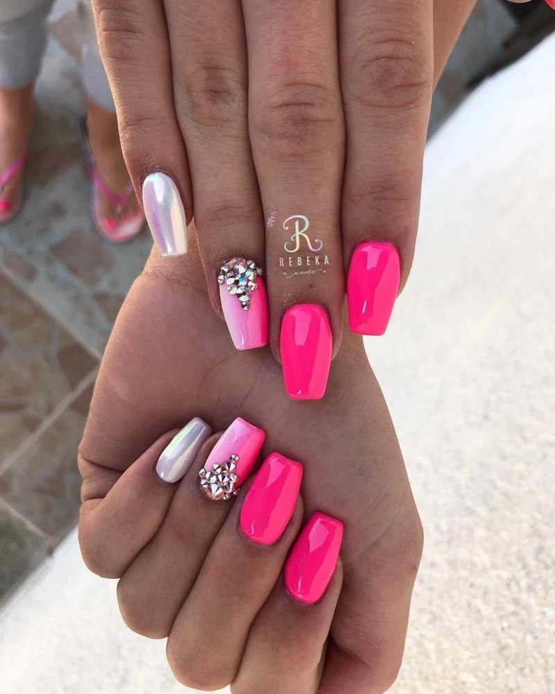 Яркие розовые ногти