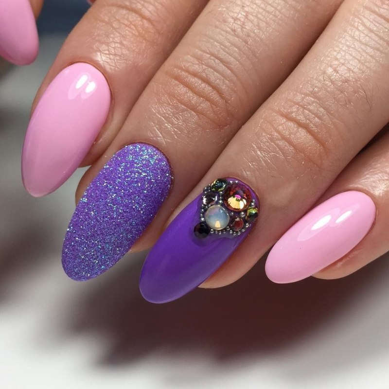 Яркие сиреневые ногти