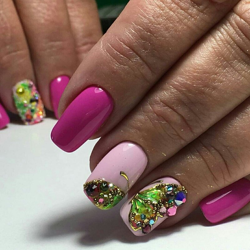 Бабочка на ногтях со стразами