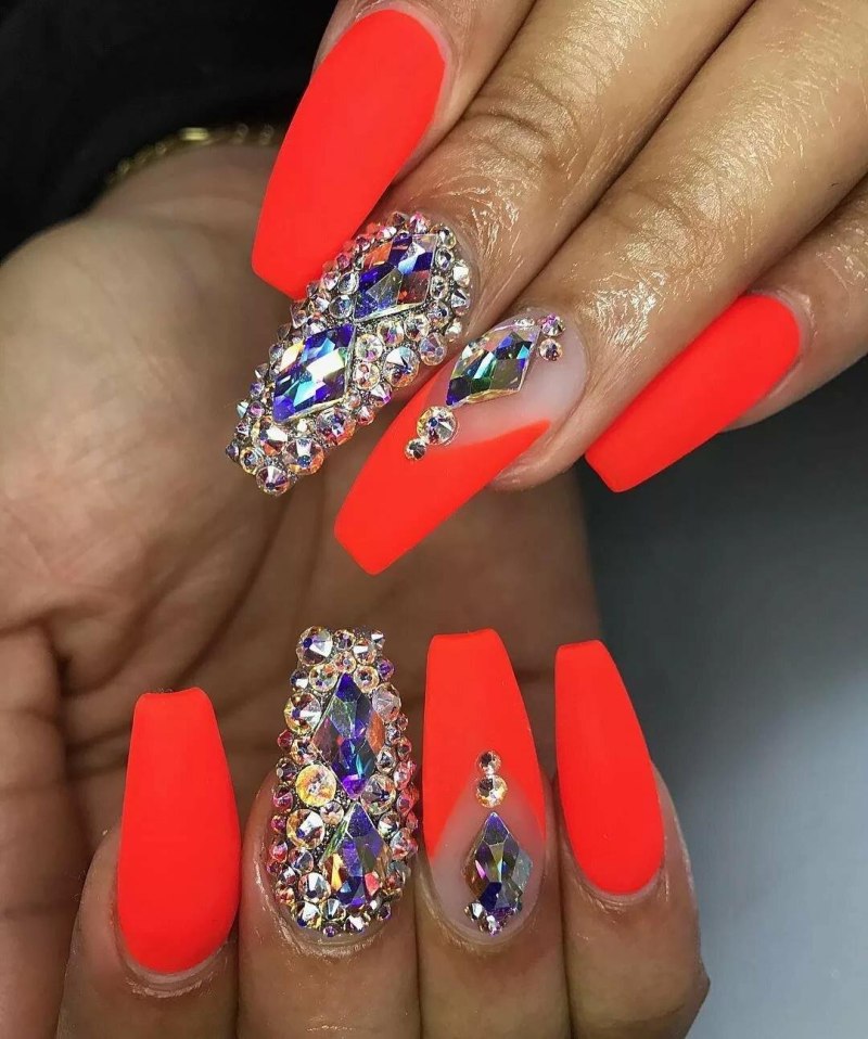 Яркий розовый маникюр