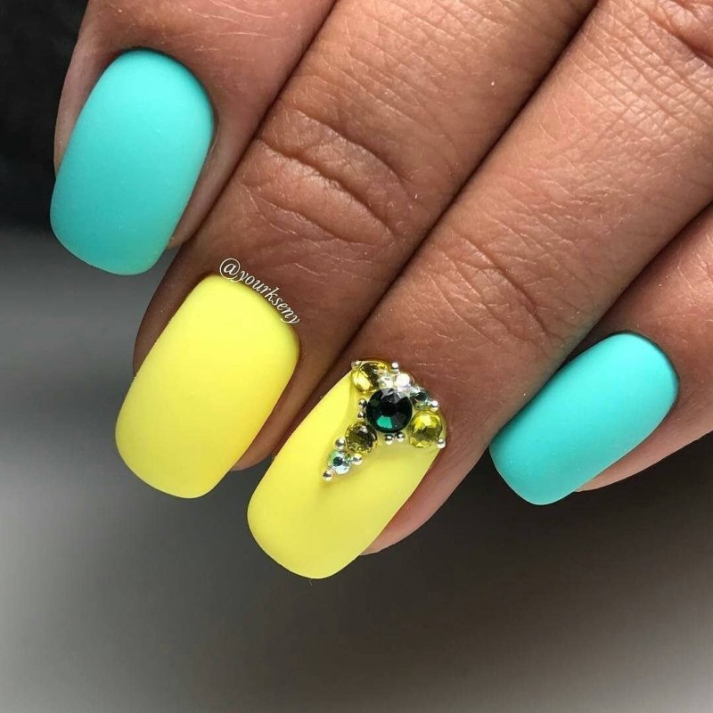 Маникюр бирюзовый с желтым