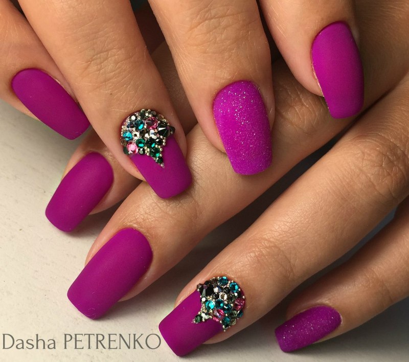 Яркий маникюр со стразами