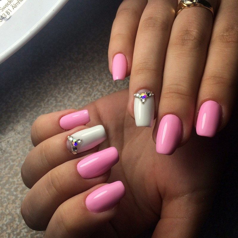 Розовые ногти со стразами
