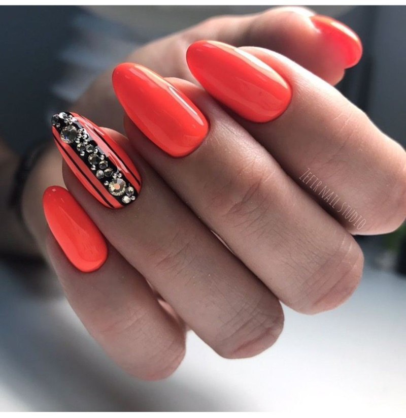 Красные ногти со стразами