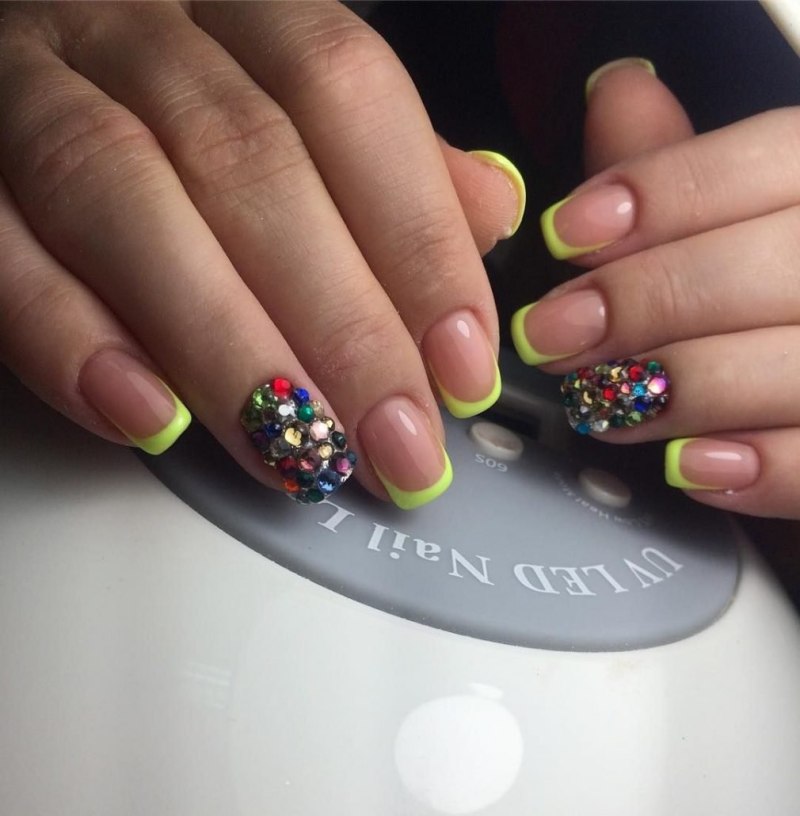 Яркий маникюр со стразами