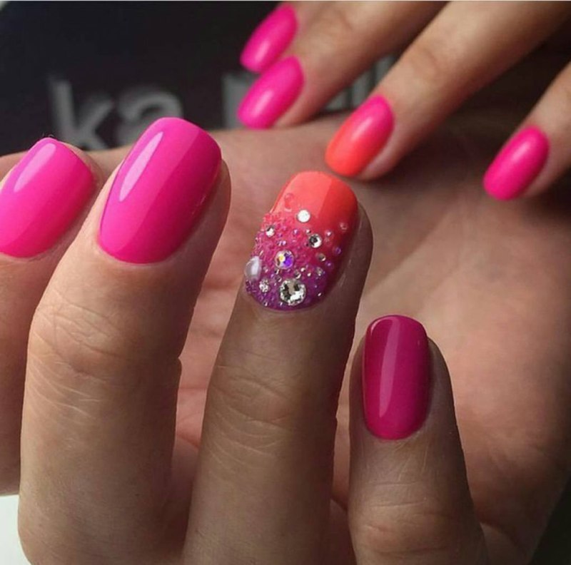 Ярко-розовый маникюр
