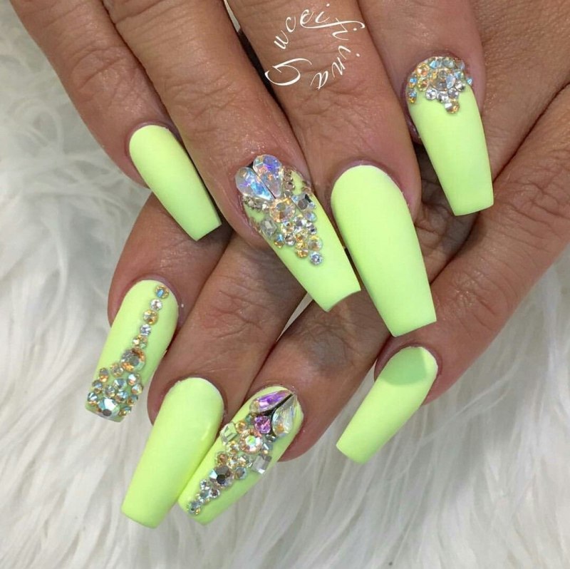 Кислотный маникюр со стразами