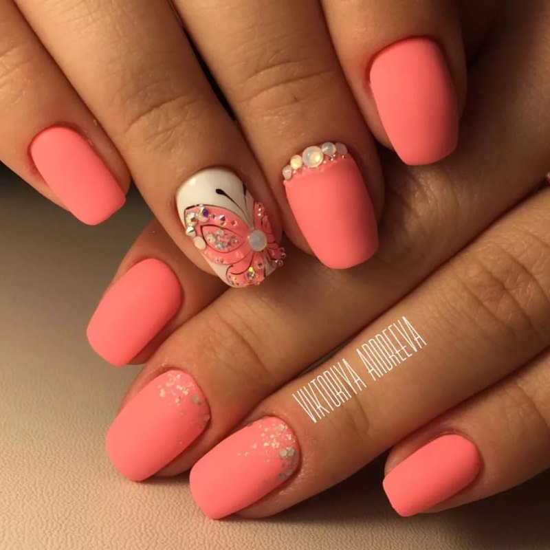 Маникюр кораллового цвета