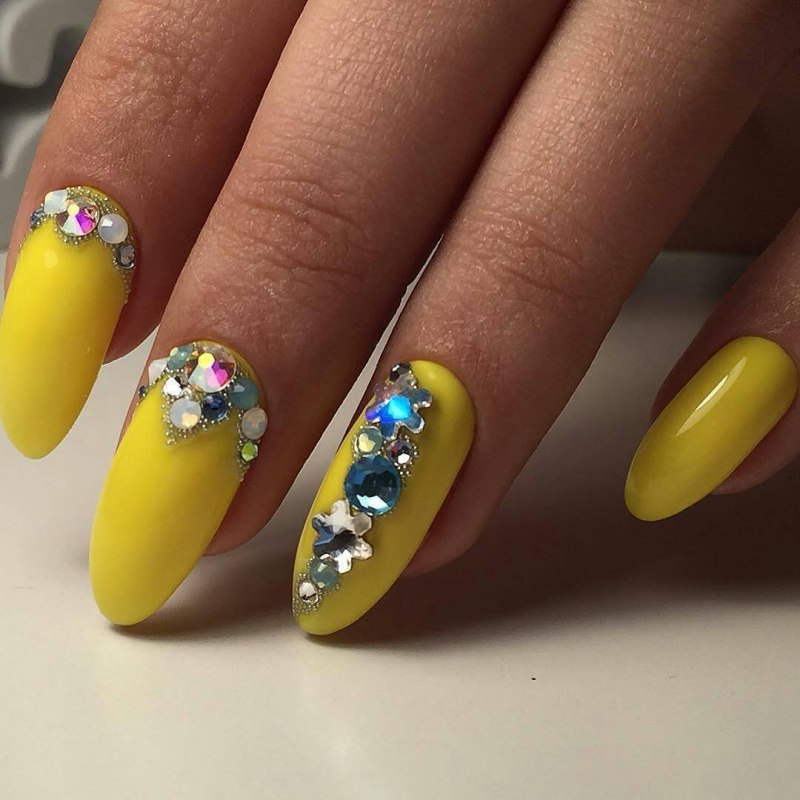 Летний маникюр со стразами