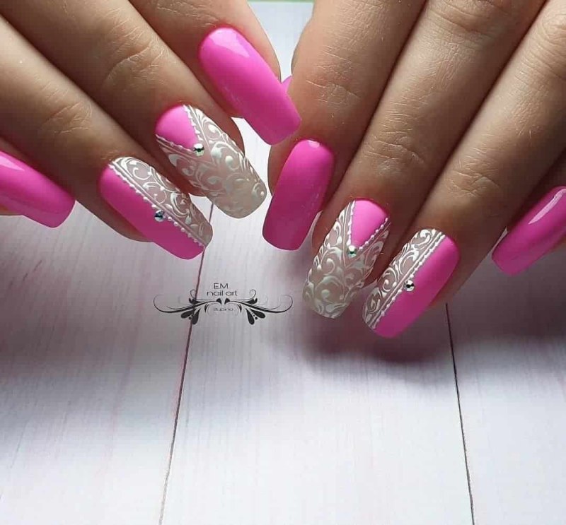 Яркий маникюр со стразами