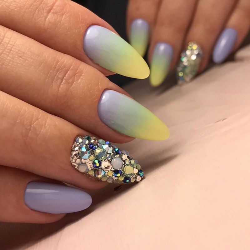 Летний маникюр со стразами