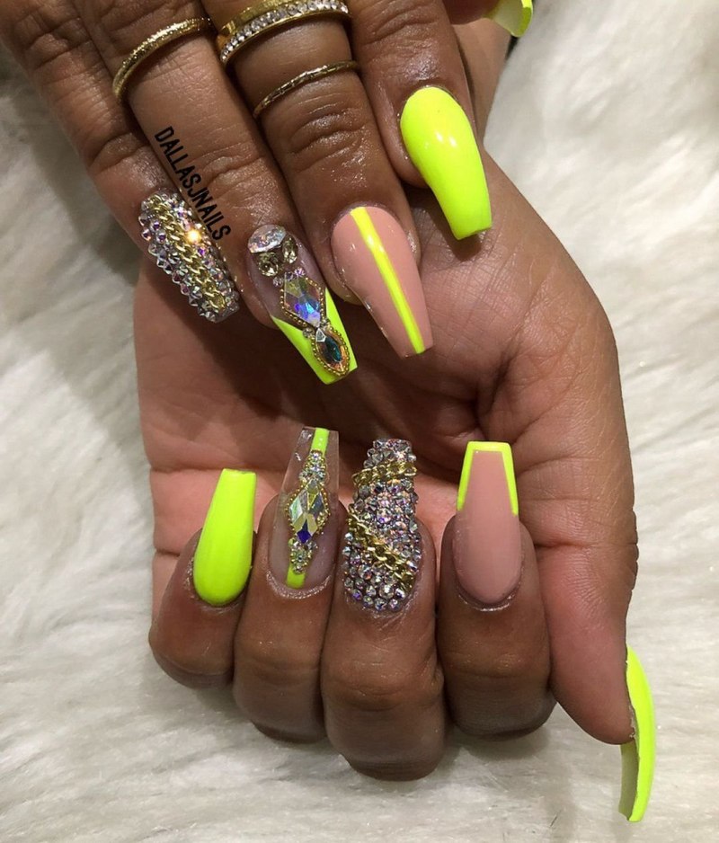 Яркие длинные ногти