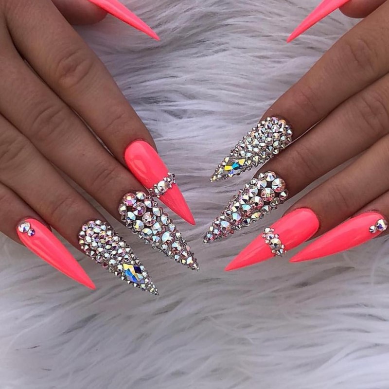 Жёлтый маникюр со стразами