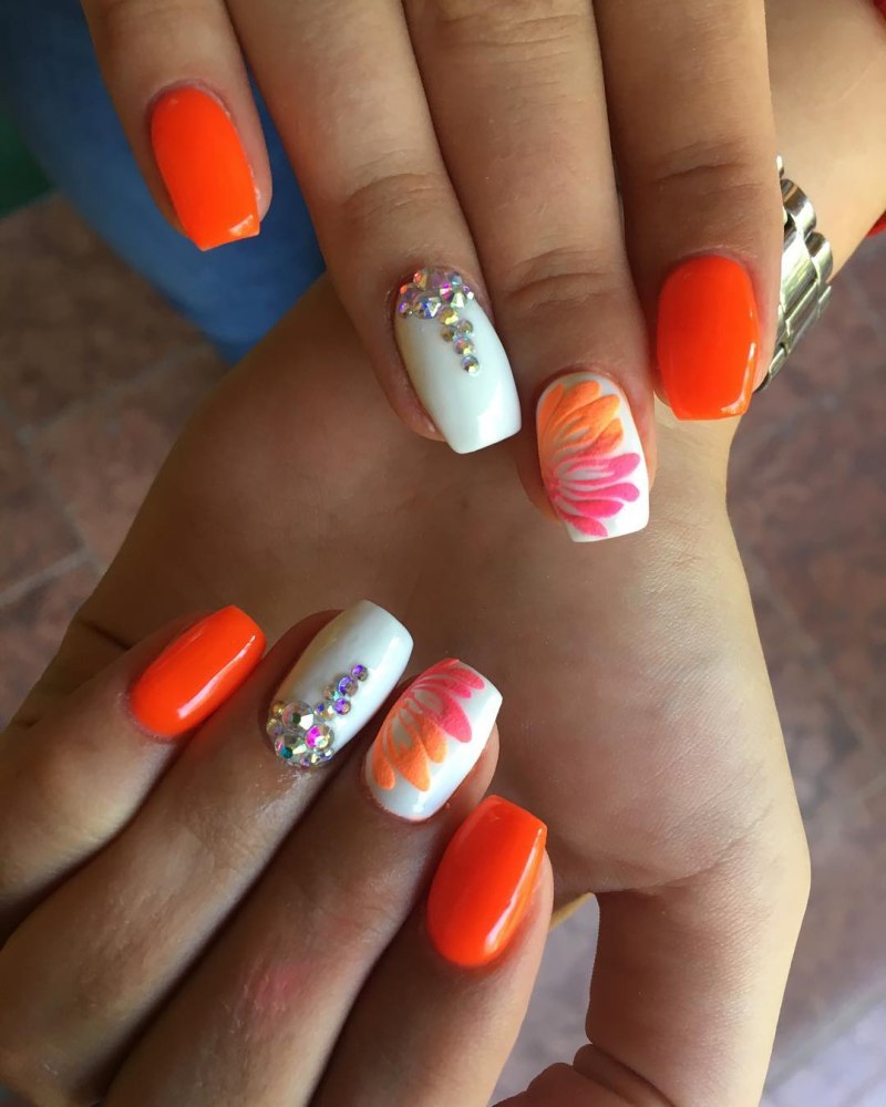 Красивый летний маникюр со стразами