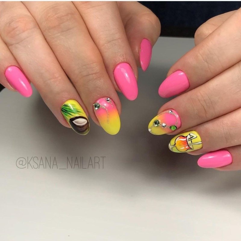 Яркие ногти на лето со стразами
