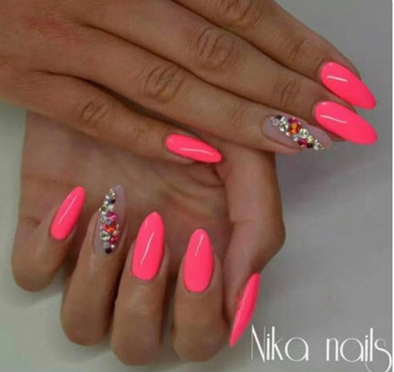 Яркий розовый маникюр на миндалевидных ногтях