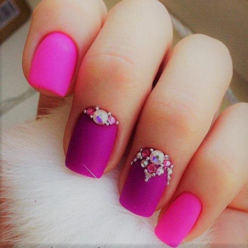 Яркий маникюр со стразами