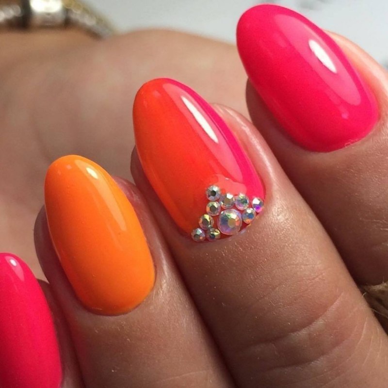 Яркий маникюр со стразами