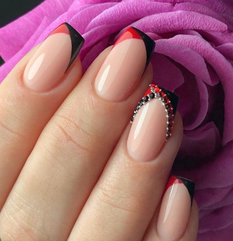 Цветной френч на овальных ногтях