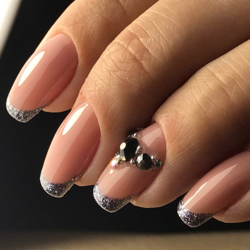 Модный френч на ногтях