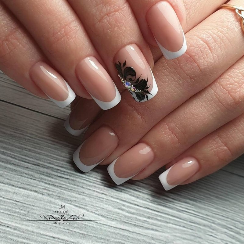 Маникюр френч 2022 на овальные ногти