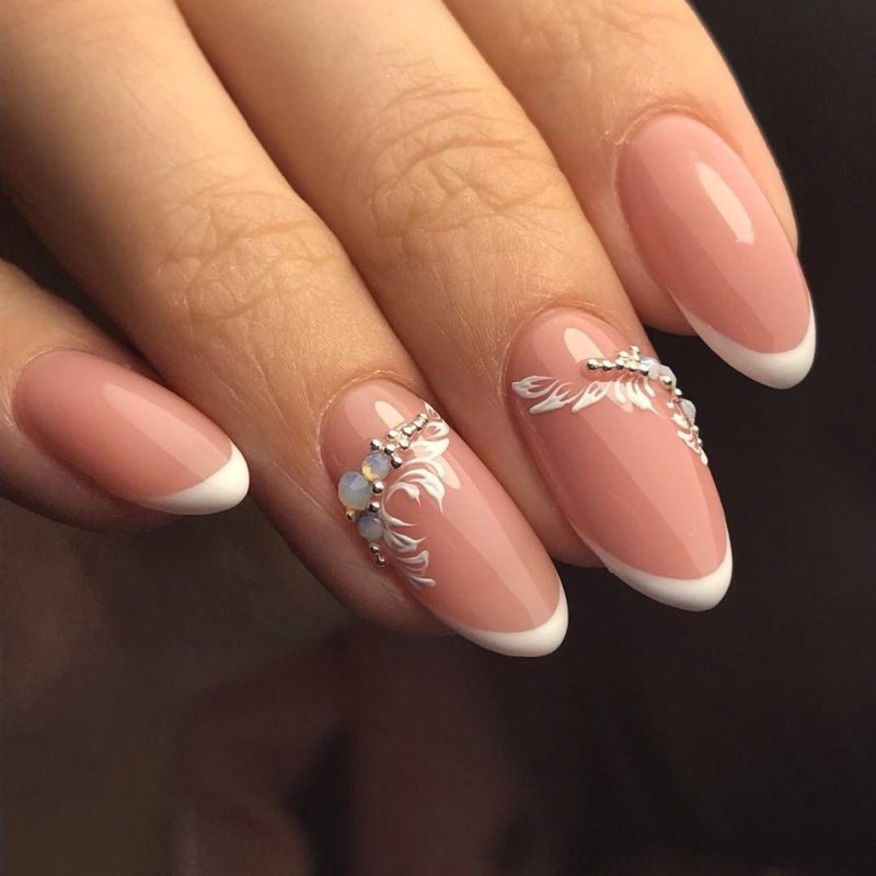 Белый френч на миндалевидных ногтях 2021