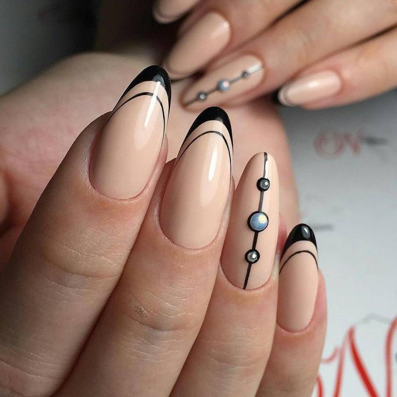 Черный френч на миндальных ногтях