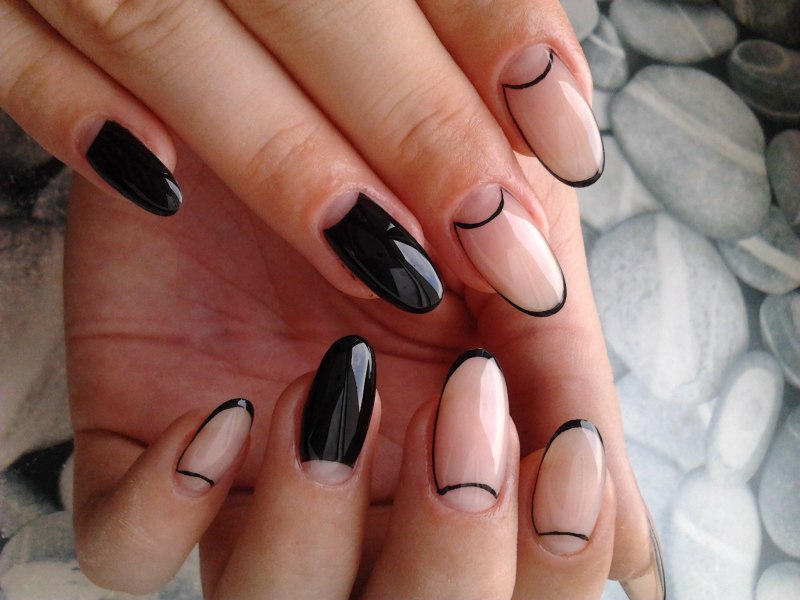 Чёрный френч на ногтях миндалевидной