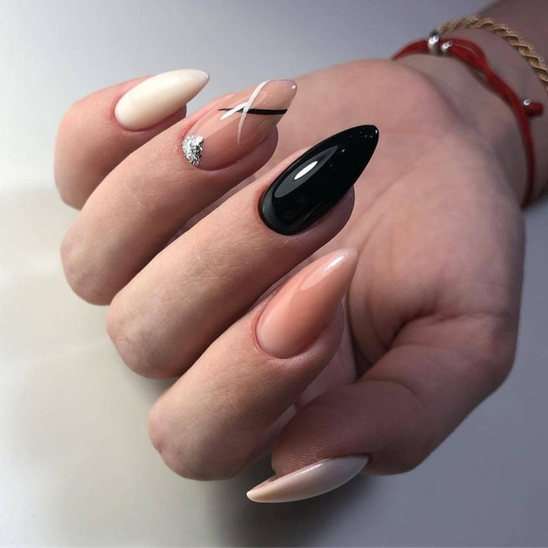 Черный миндальный маникюр