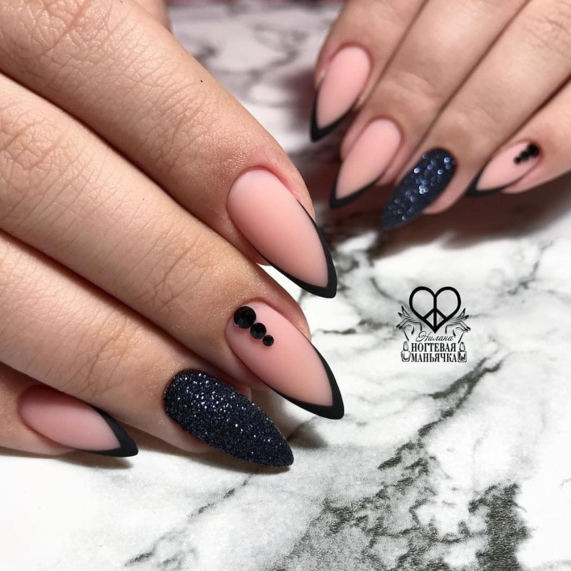 Чёрный френч на ногтях миндалевидной