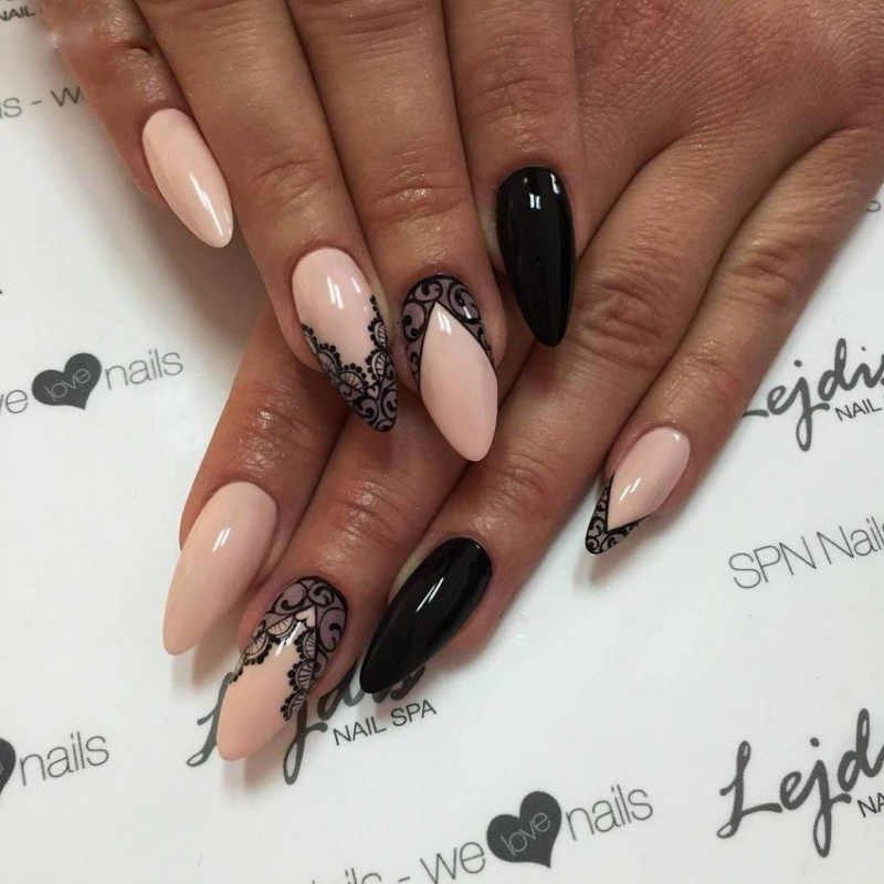 Темный френч на миндалевидных ногтях