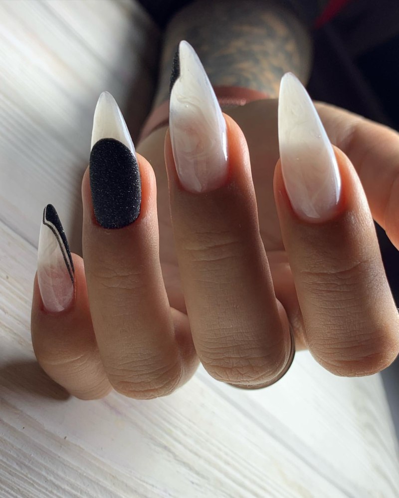 Темный френч на миндалевидных ногтях