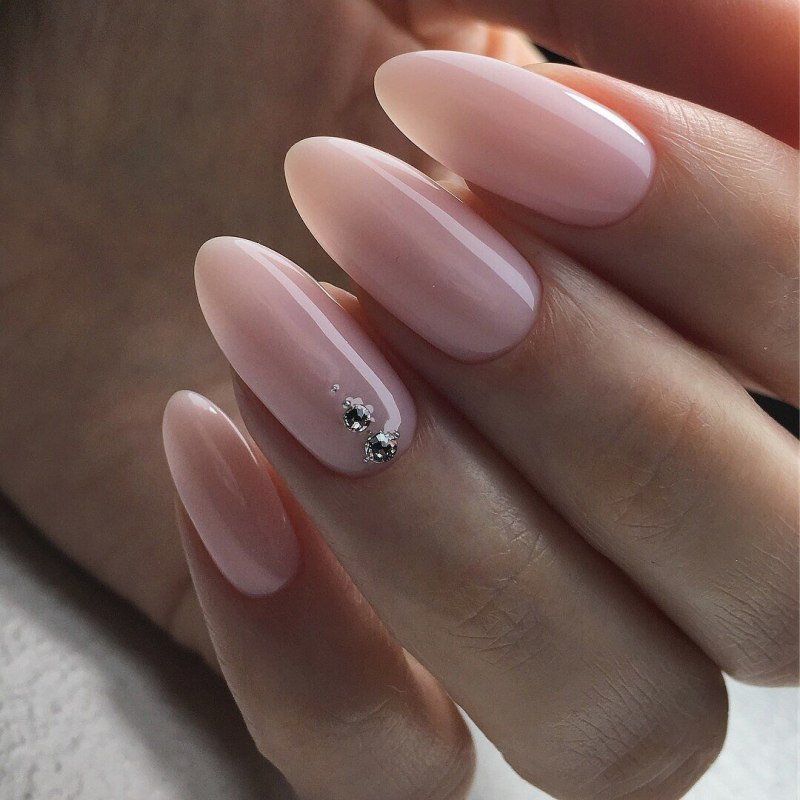 Нюдовый маникюр 2022 миндаль