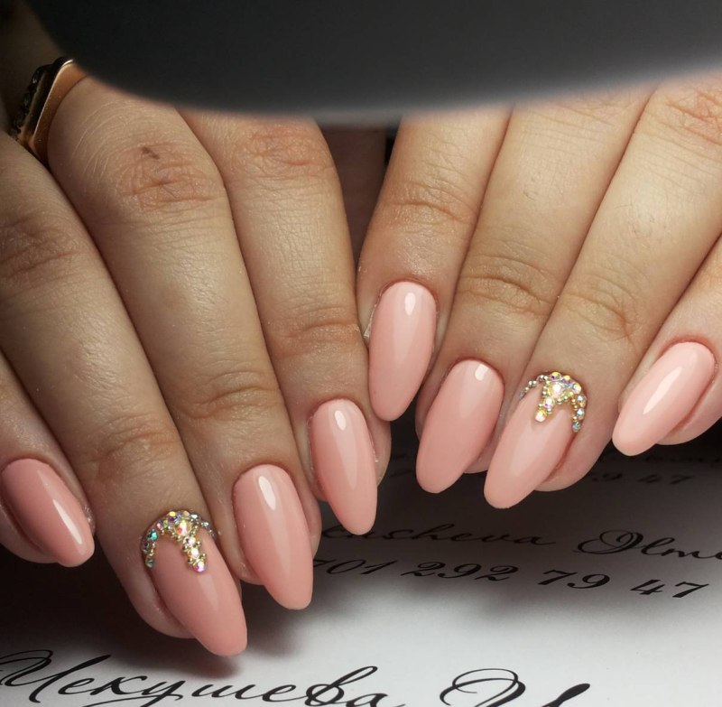 Персиковый френч на миндалевидных ногтях