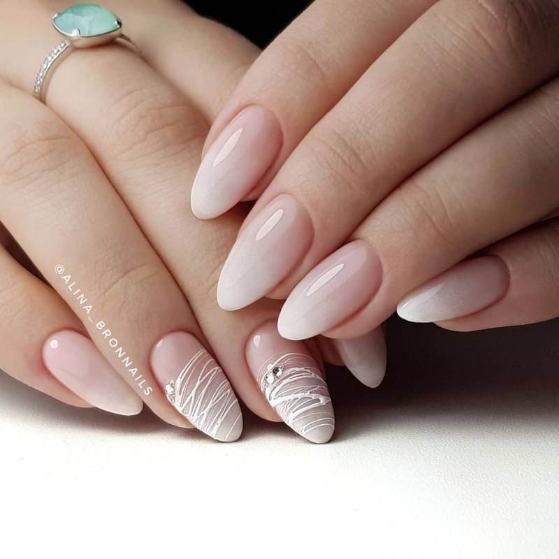 Маникюр нюд с френчем на миндаль