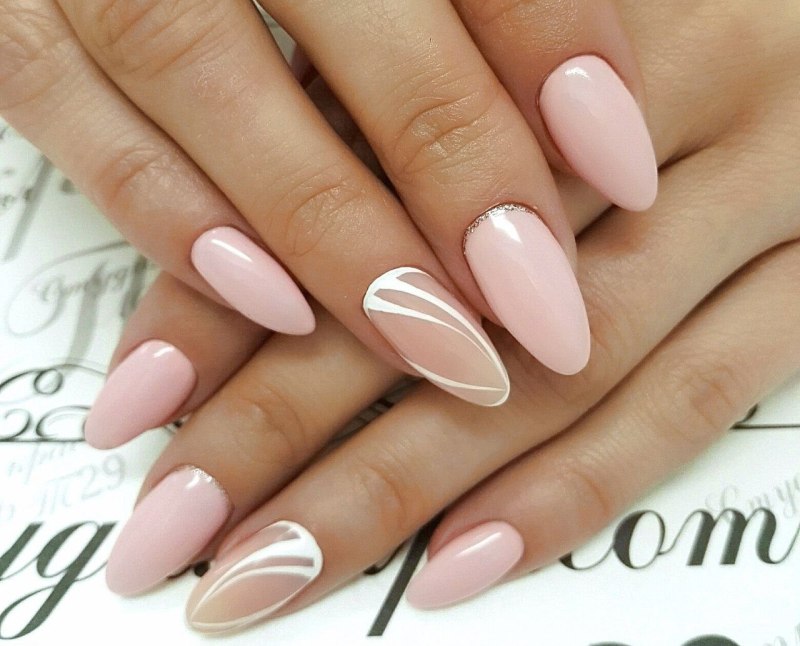 Нежный маникюр на миндалевидные ногти