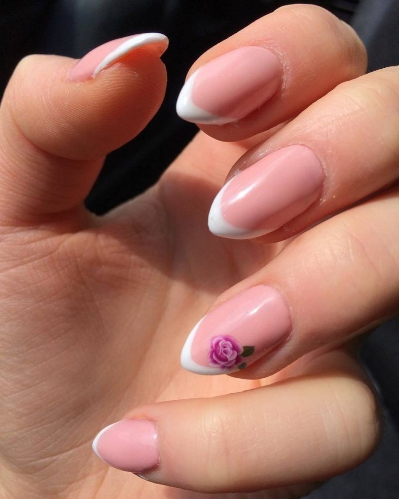 Розовый френч на миндалевидных ногтях с дизайном 2021